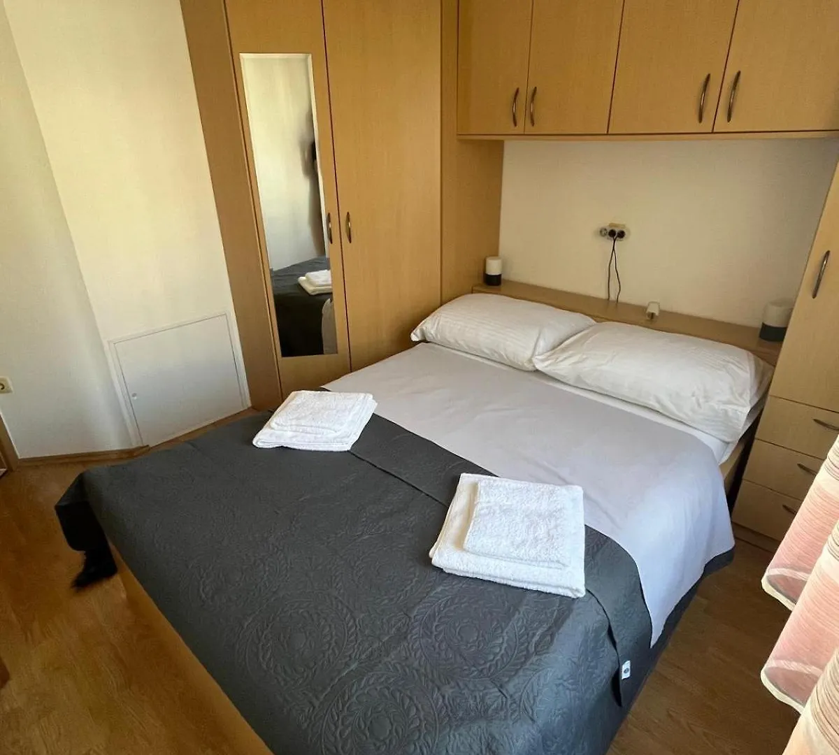 Lipa Apartman ザダル 0*,